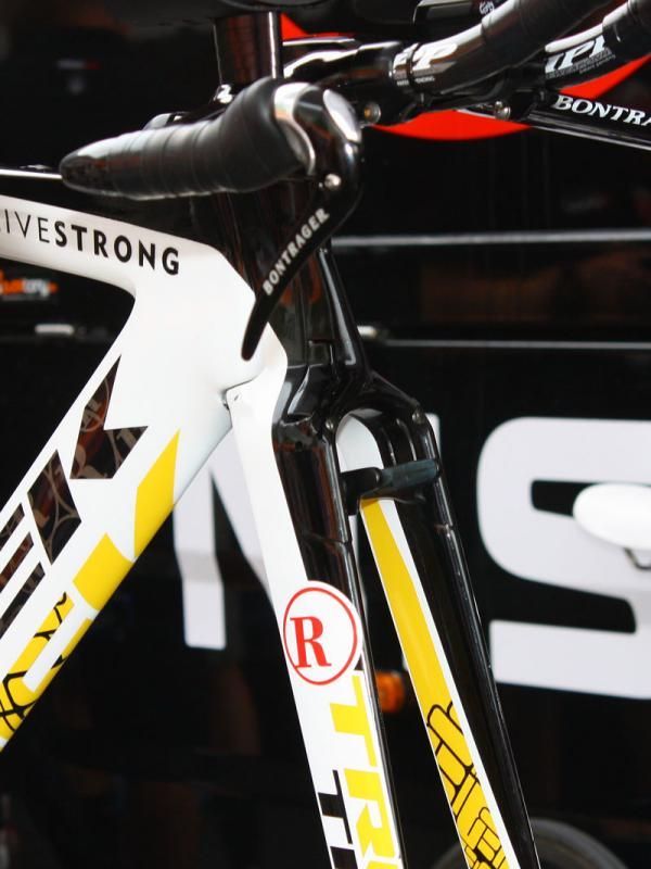 The center-pull front brake is directly integrated into the fork legs.