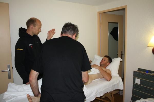 Mark Renshaw talks with the team doctor