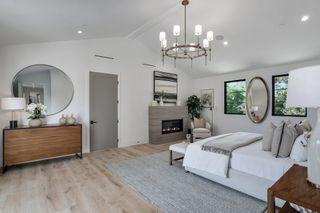 modern master bathroom in Harold Perrineau's house