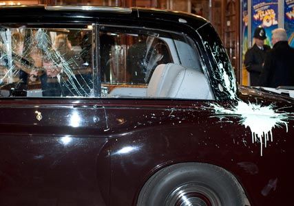 La voiture du prince Charles et de Camilla attaquée par des étudiants manifestants