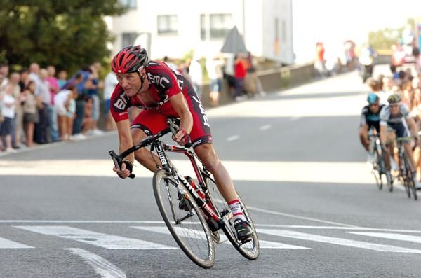 Steve Cummings (BMC) alone in the lead in the final kilometres with former breakaway companions Cameron Meyer (Orica-GreenEdge) and Juan Antonio Flecha (Sky) in hot pursuit.
