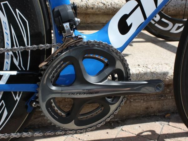The enormous down tube/bottom bracket junction actually comes up above the height of the outer chainring.