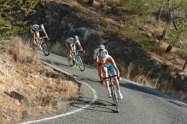 Ryder Hesjedal (Garmin-Slipstream) leads Simon Gerrans (Cerv&eacute;lo TestTeam), Alexandre Vinokourov (Astana) and Jakob Fuglsang (Saxo Bank)