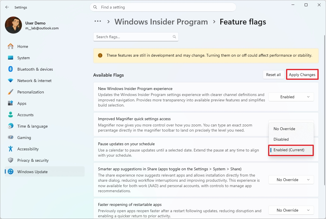Windows Insider Program feature flags settings menu. 'Apply Changes' button highlighted. 'Pause updates on your schedule' is enabled.