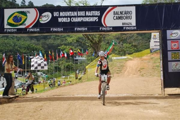Adriana Dos Santos Nascimento (Brazil) in the women's 30-34 race.