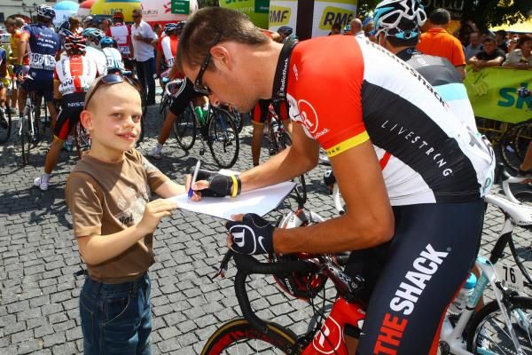 Sam Bewley (Team RadioShack) signs autographs