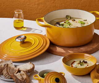 Le Creuset Signature Enameled Cast Iron Round Dutch Oven