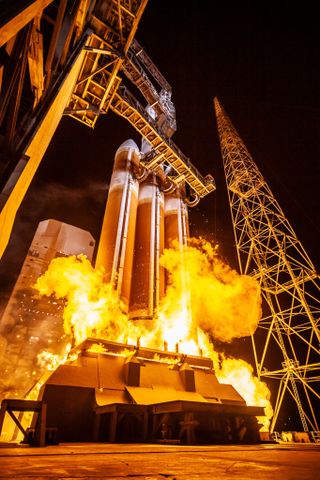 Ula Delta Iv Heavy Rocket Puts On A Show On Next To Last Launch Photos Space