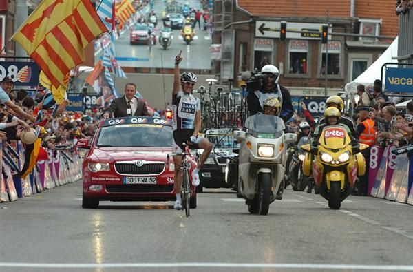 Andy Schleck crosses the winning line in 2009