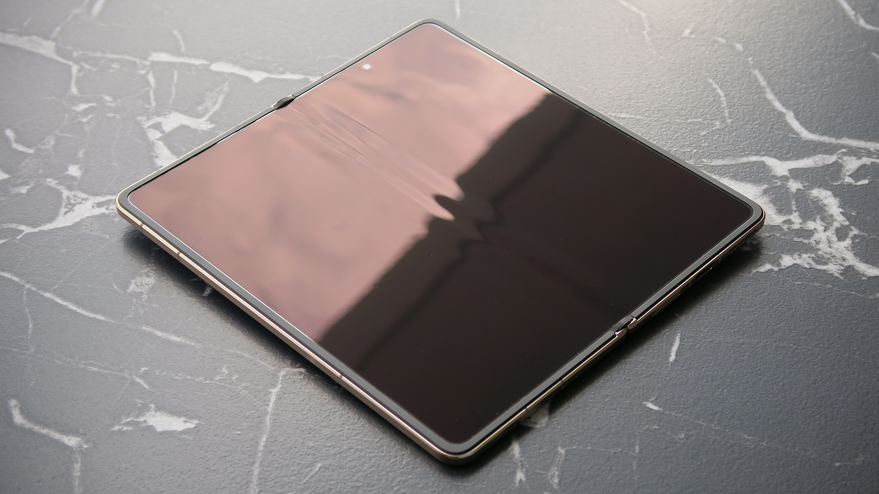 Honor Magic V6 hands on crease