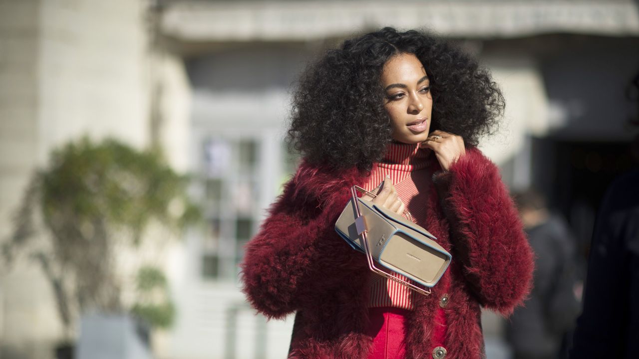 Textile, Street fashion, Jheri curl, Winter, Pattern, Fur, Maroon, Ringlet, Wool, Natural material, 