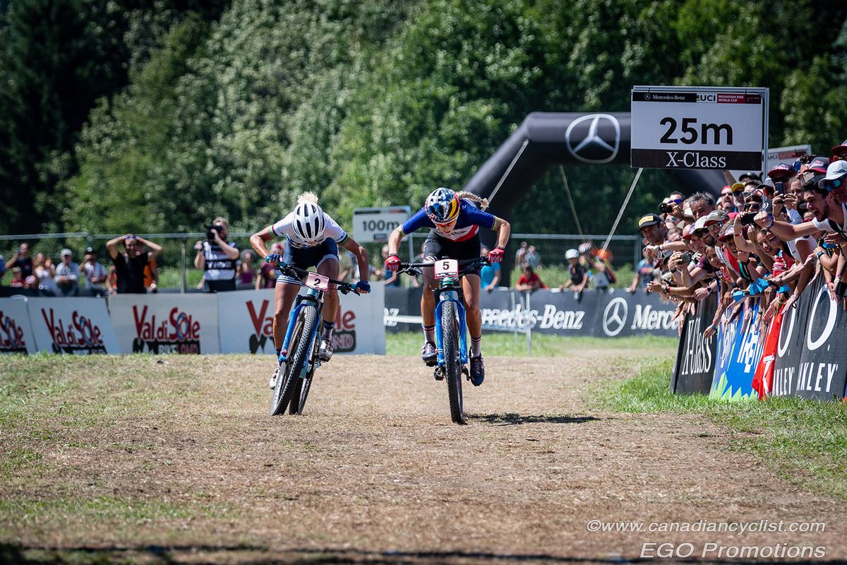 Pauline Ferrand Prevot (Canyon Factory Team) sprints against Jolanda Neff (Trek Factory Racing XC)