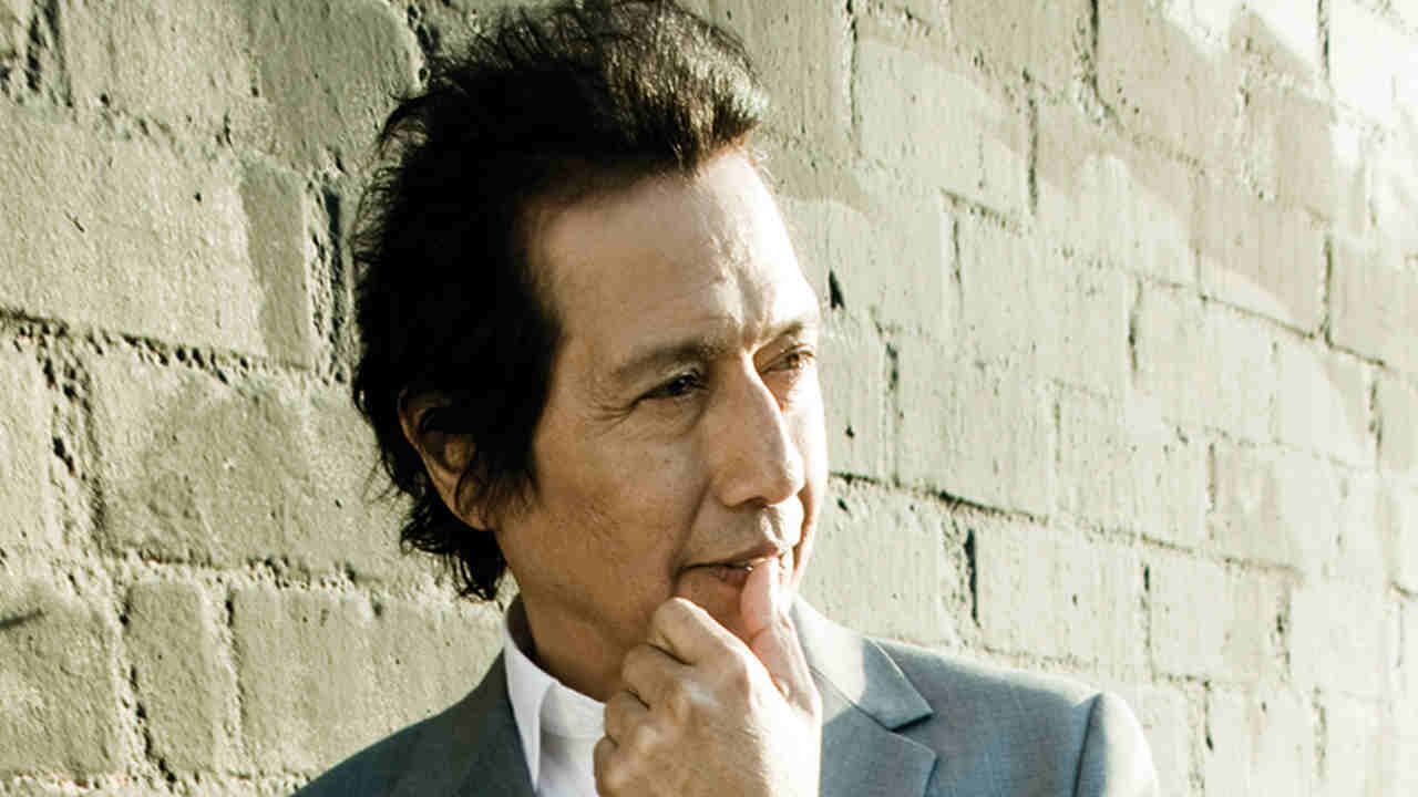 Alejandro Escovedo posing for a photograph in 2010