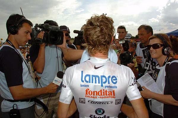Damiano Cunego (Lampre-Fondital) surrounded by media