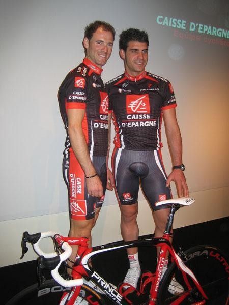 The two team leaders, Valverde and Pereiro, pose with their weapon of choice