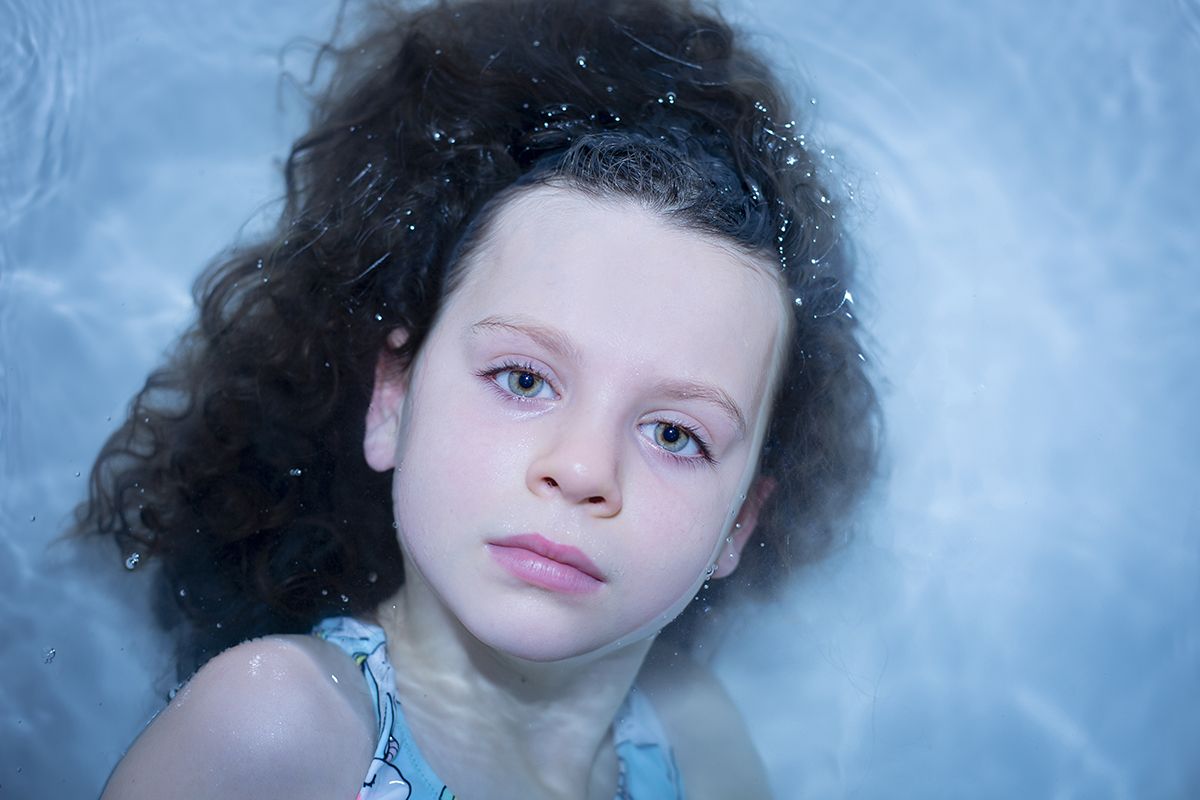 home-photography-ideas-fun-family-portraits-in-the-bath-digital