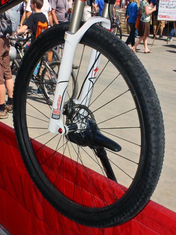 29" versions of Specialized's new carbon mountain bike wheels were mounted on Todd Wells' S-Works Stumpjumper HT 29.