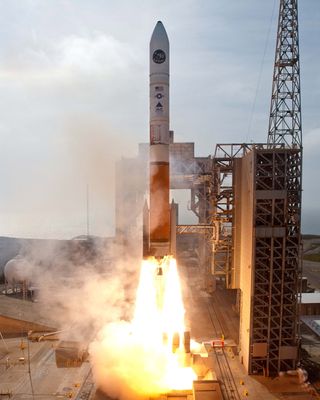 NROL-25 Satellite Liftoff Straight Up