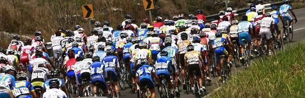 The bunch takes it easy after the feed zone.