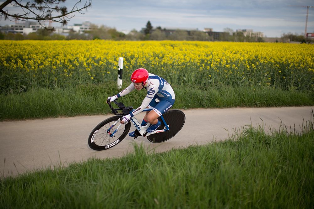 Lotta Lepist&ouml; (FIN) of Cerv&eacute;lo-Bigla Cycling Team leans into a corner during the 2.8km time trial prologue of Elsy Jacobs