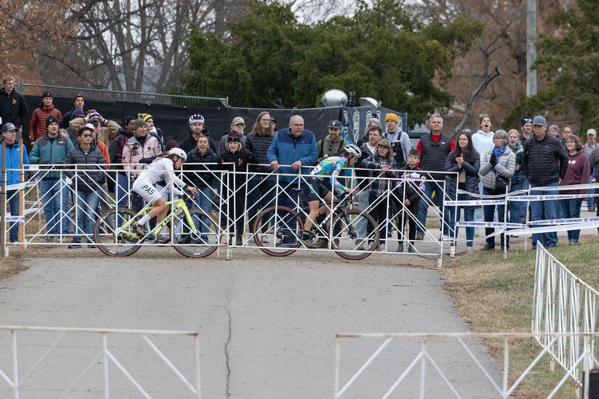The two leaders head back toward the finishing straight for the penultimate time in elite women's race