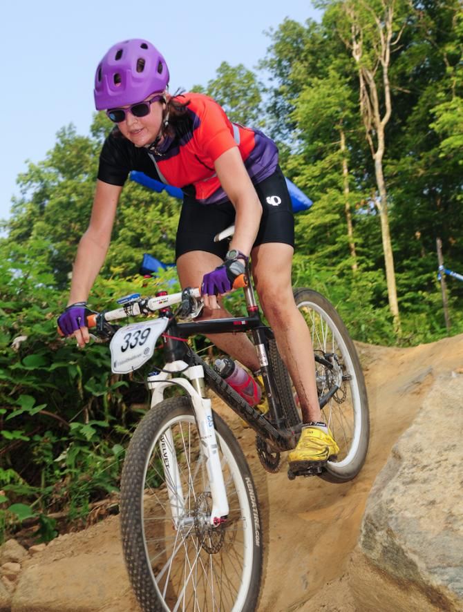Mercedes Drummond riding a steep drop on her way to third place in the junior 17-18 race