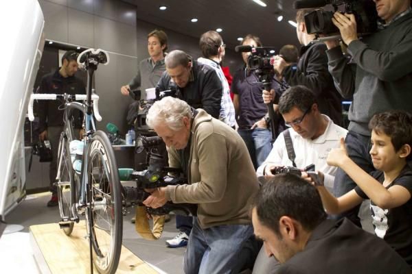 Media gather for a closer look at Boonen's Specialized Venge McLaren