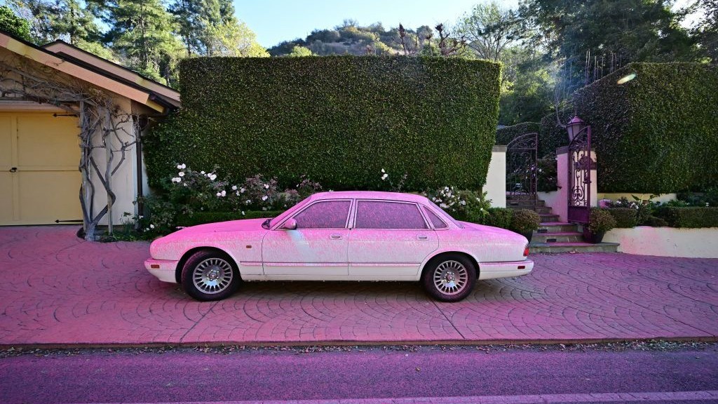 Sebuah mobil dilapisi bahan tahan api merah muda di Mandeville Canyon, Los Angeles pada 12 Januari.