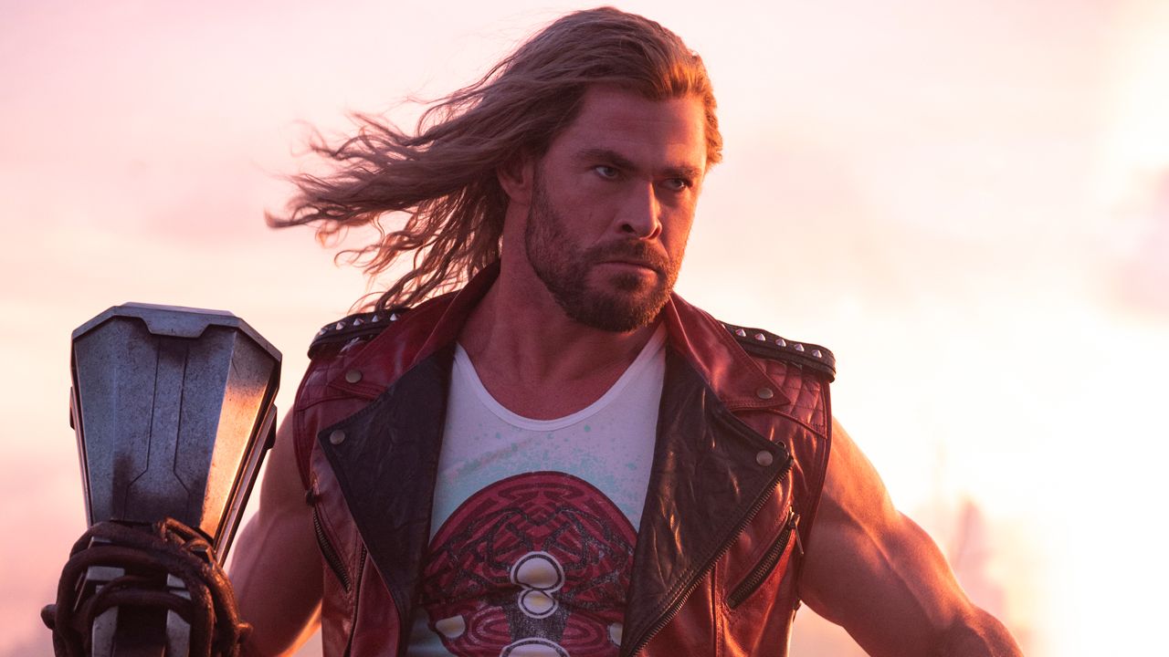 Chris Hemsworth tuvo que perder una tonelada de peso ‘simplemente metiéndose’ en un auto para su papel post-Thor