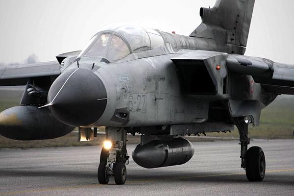 Ready for take off ... Lampre-Fondital launched its 2007 team at Luigi Olivari military airport in Ghedi