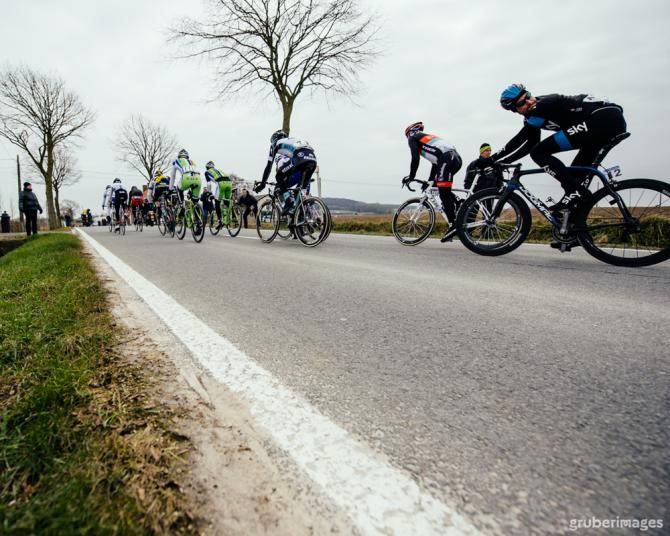 Eisel looks back for support but realises he has to take on Sagan on his own