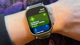Apple Watch Ultra 2 mostrando un entrenamiento de fuerza