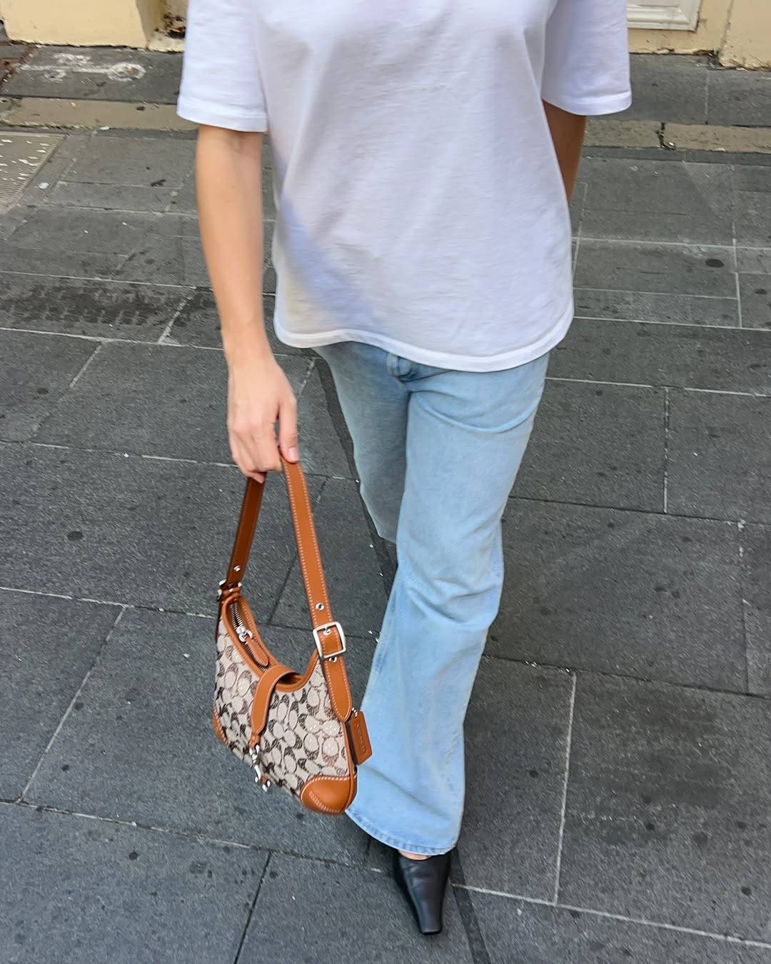 woman wearing black pointed toe heels jeans fall outfits 2025