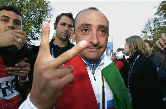 Paolo Bettini (Italy) goes back-to-back in 2007 and celebrates his two Worlds victories