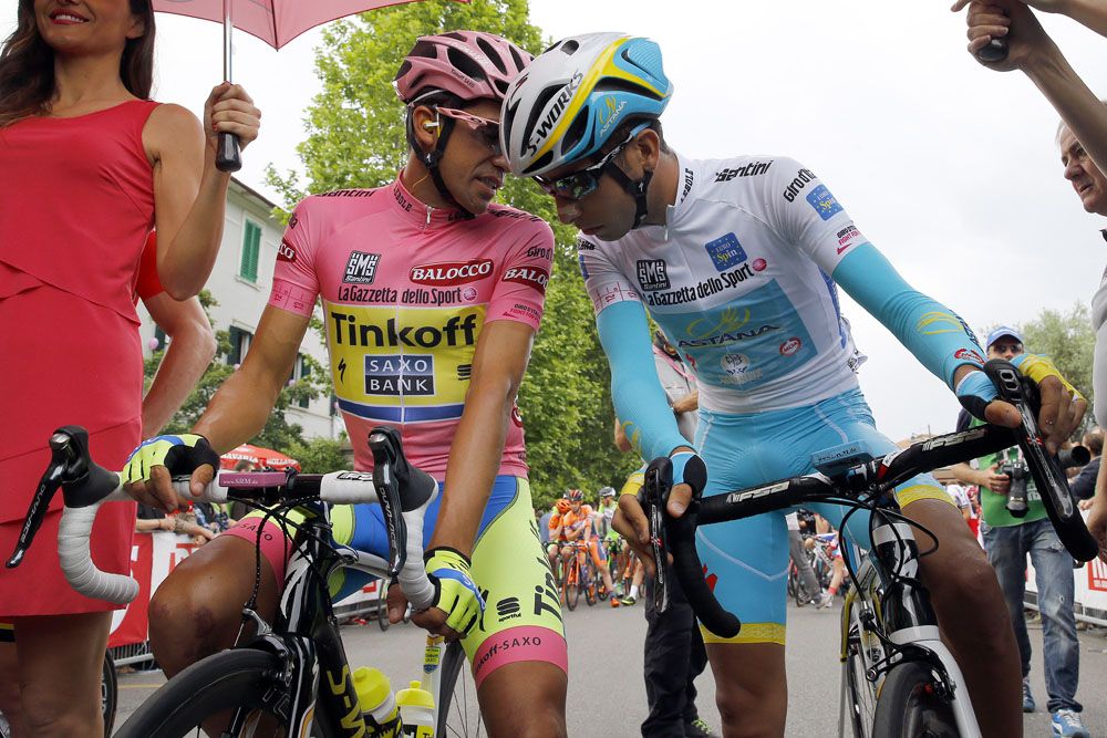 Fabio Aru checks up on Alberto Contador's condition