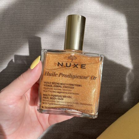 valeza holding the Nuxe Huile Prodigieuse Dry Oil