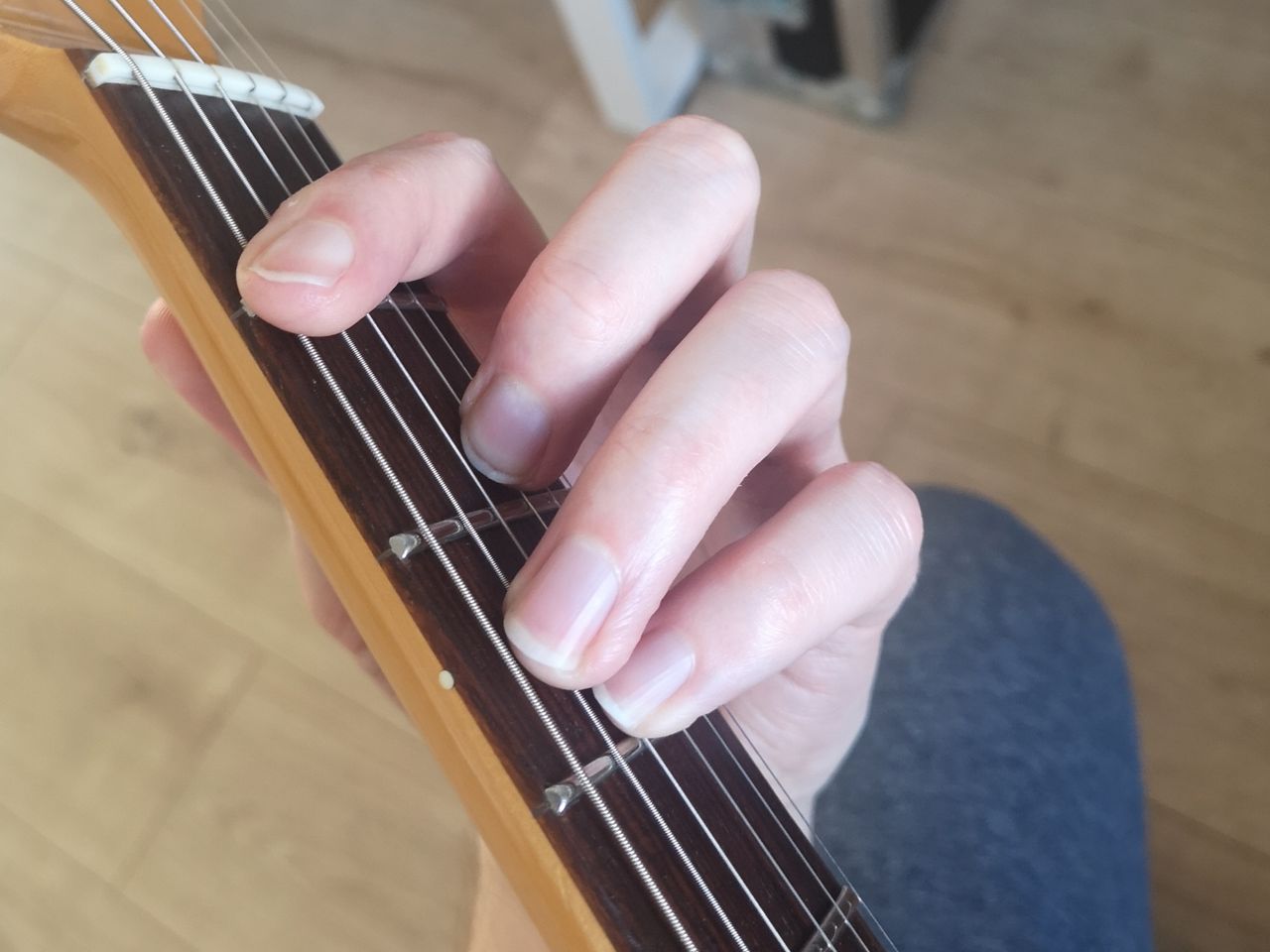 How to play the F chord on guitar