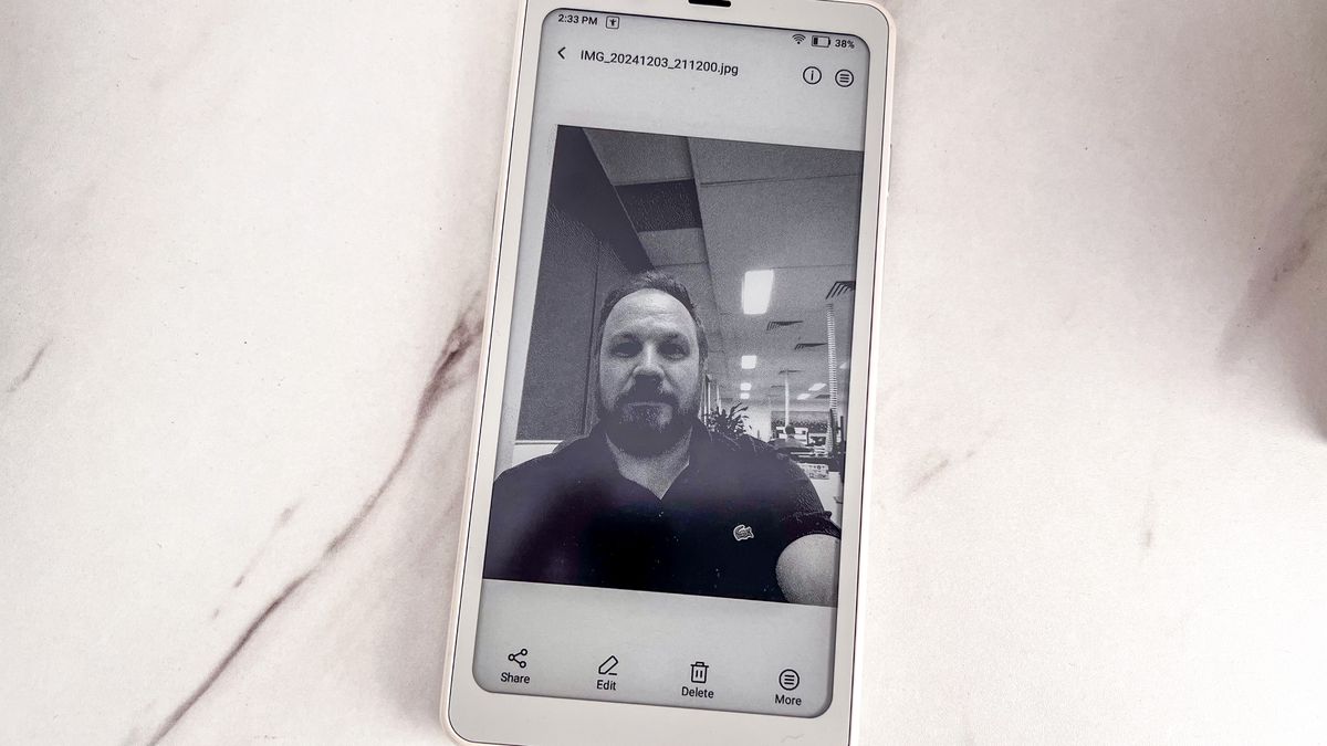 The black-and-white photo of a person taken on the Onyx Boox Palma 2
