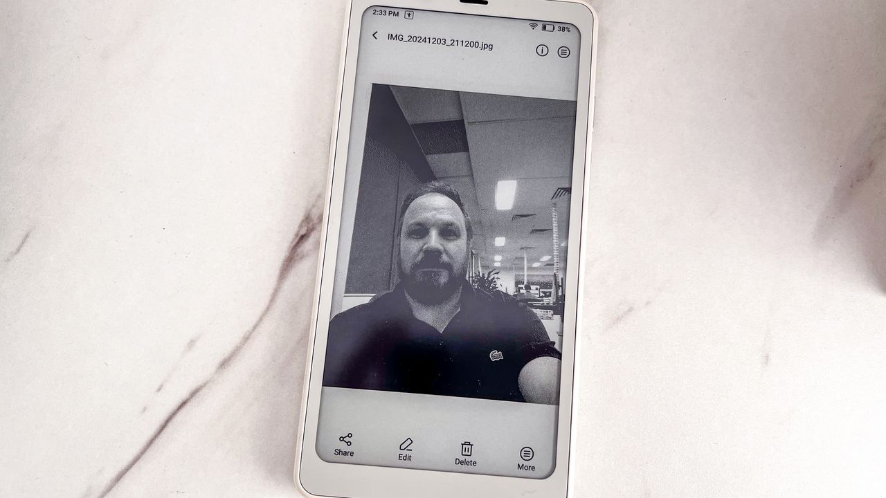 The black-and-white photo of a person taken on the Onyx Boox Palma 2