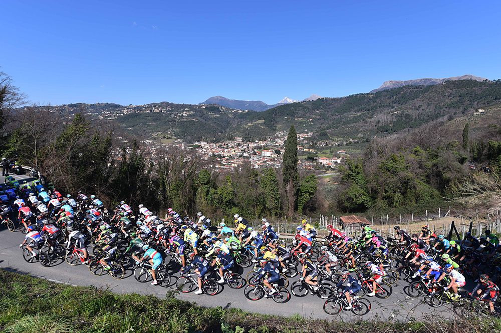 The peloton during stage 2 at Tirreno-Adriatico