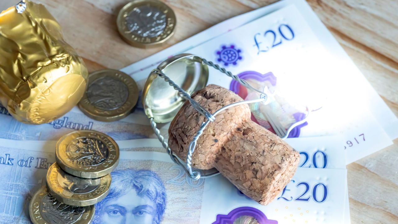 £20 notes with celebration champagne cork