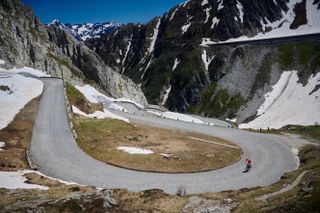 Curva cerrada adoquinada del paso de San Gotardo en Suiza