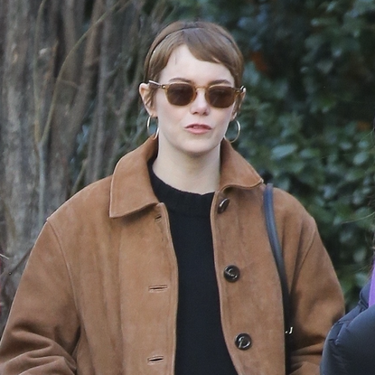 Jennifer Lawrence steps out for dinner with her bestie Emma Stone and friends in bustling New York.