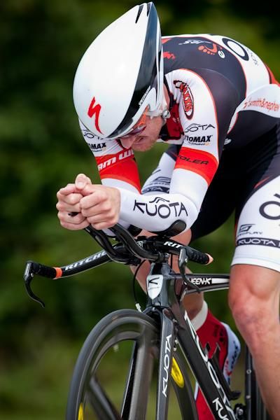 Floyd Landis (OUCH-Maxxis) with head tucked in and staying aero.