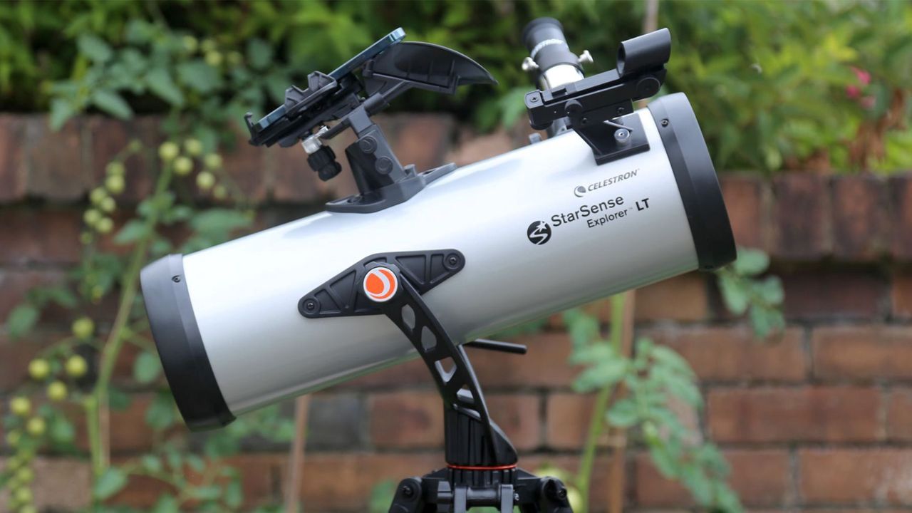 A side on view of the Celestron StarSense Explorer LT 114AZ