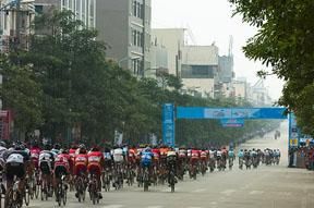 The peloton string out on the streets of Chengmai.