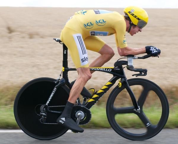 Wiggins approaching the 20km to go point of the final time trial, already over a minute ahead of Chris Froome. The custom one piece stem's aero shape can be seen in profile as can the brake levers. Wiggins kept to his favoured, but unmarked tri spoke front wheel and similarly unmarked disc. The rear derailleur looks to have a Berners (or similar) cage and oversized jockey wheels. We suspect the outer Osymetric chain ring was around 56 teeth.