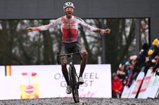 michael vanthourenhout wins men's elite race in namur 2024