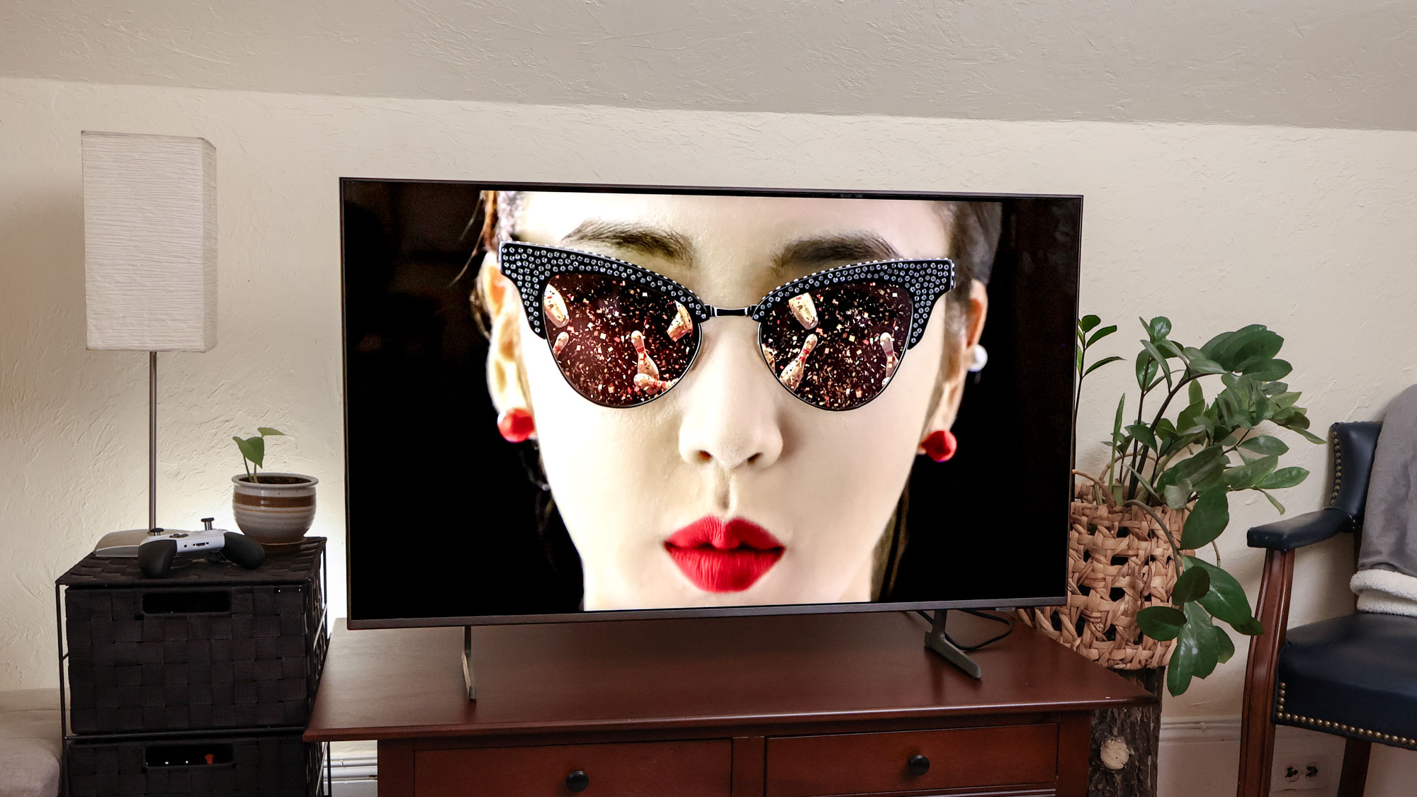 A Samsung DU7200 LED TV on a side table