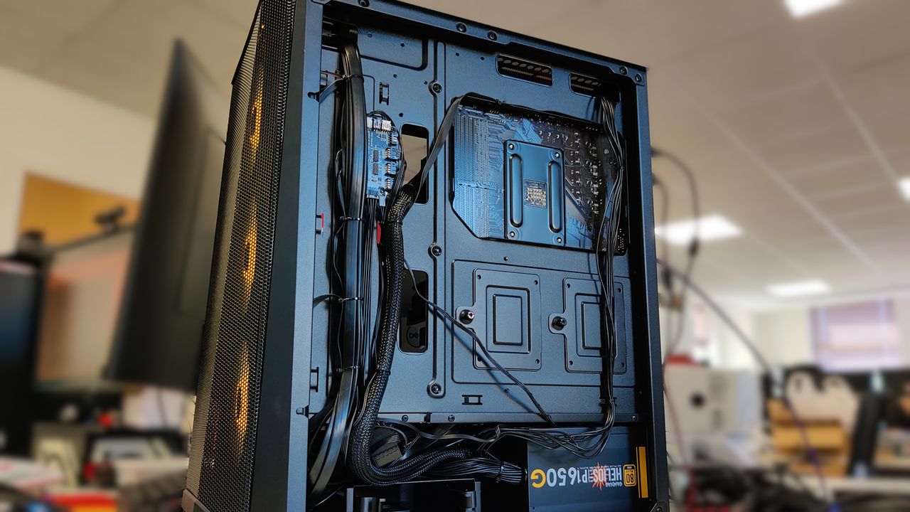 The Skytech Chronos 2 gaming PC cable management.